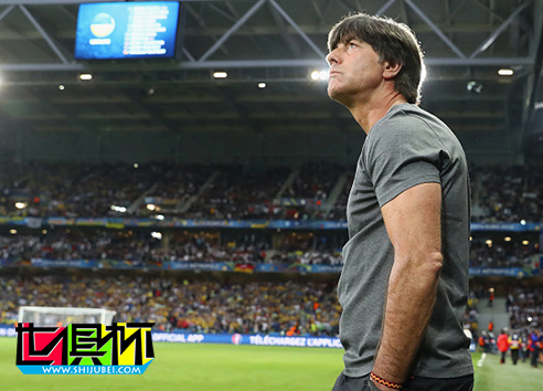 德国队主教练勒夫当着全球观众的面再现神作