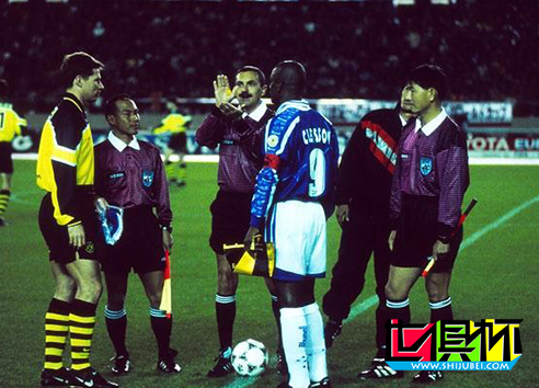 1997年11月28日多特蒙德队2:0击败了巴西克鲁塞罗队